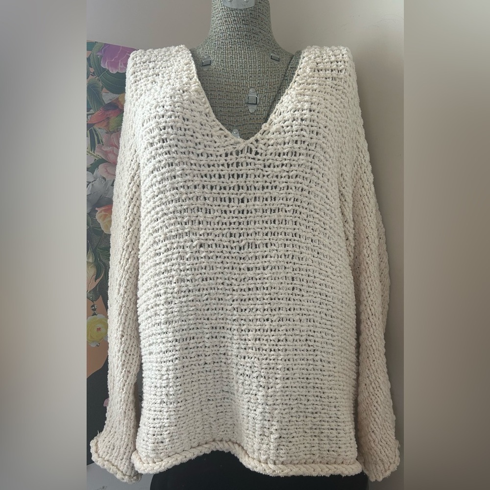 FREE PEOPLE PARK SLOPE V NECK OVERSIZED IVORY SWEATER. ROLLED HEM, LIGHTWEIGHT - Picture 6 of 11